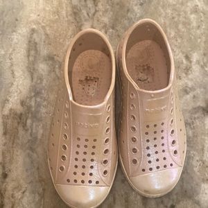 Natives size 11 opal pink